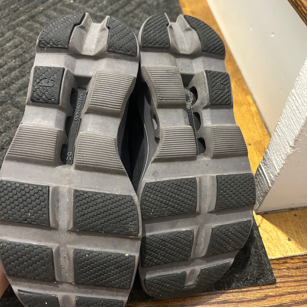 ON Running Black and Gray Sneakers - Picture 4 of 5